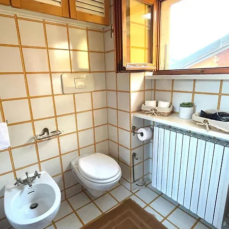 Front View On Viale Geno 公寓 *