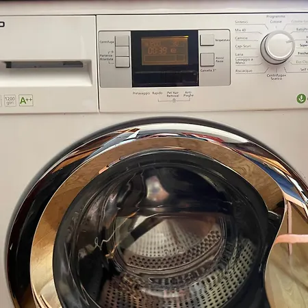 Front View On Viale Geno 公寓 *