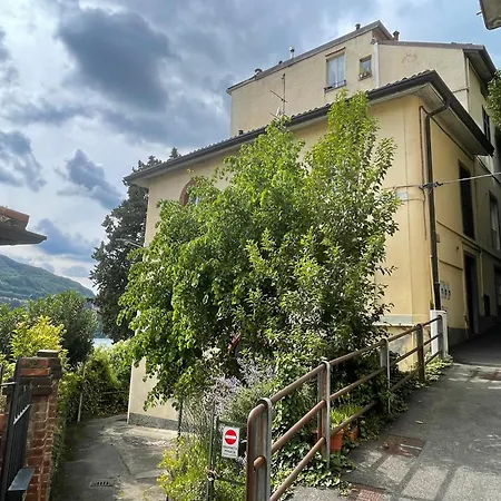 Lägenhet Front View On Viale Geno Como